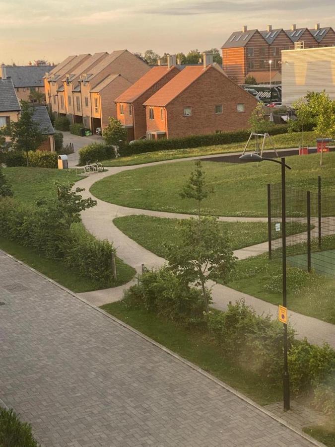 קאמברידג' Contemporary Trumpington Apartment With Self Check-In ,Free On-Site Parking, Terrace, Super Fast Wifi & 5 Mins Drive To Papworth & Addenbrookes Hospitals מראה חיצוני תמונה