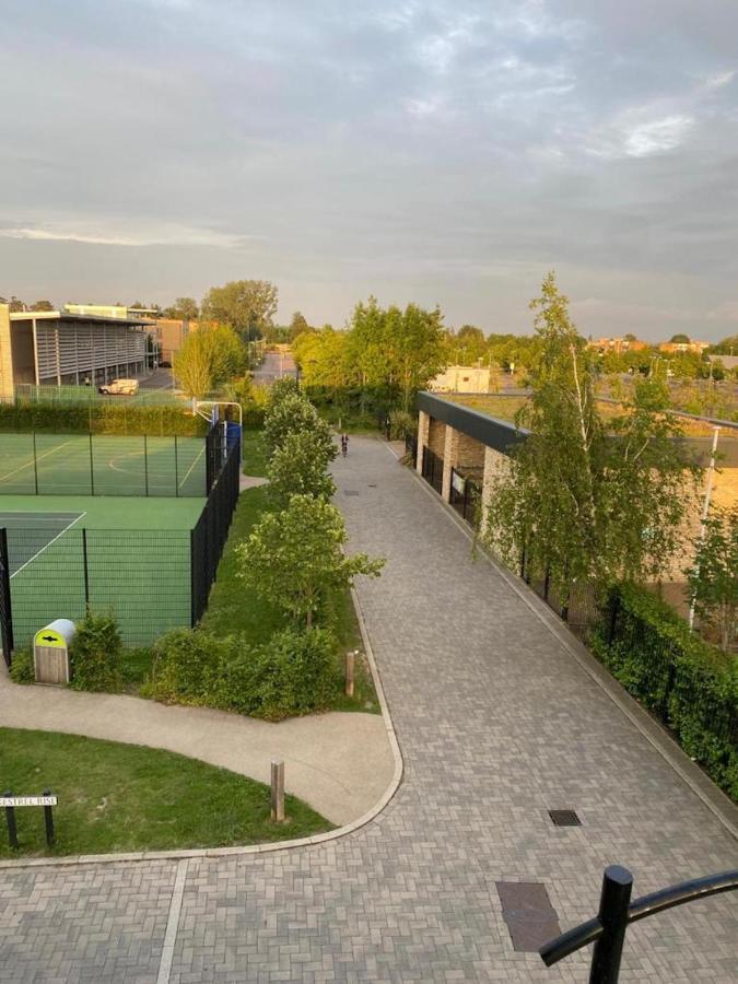 קאמברידג' Contemporary Trumpington Apartment With Self Check-In ,Free On-Site Parking, Terrace, Super Fast Wifi & 5 Mins Drive To Papworth & Addenbrookes Hospitals מראה חיצוני תמונה