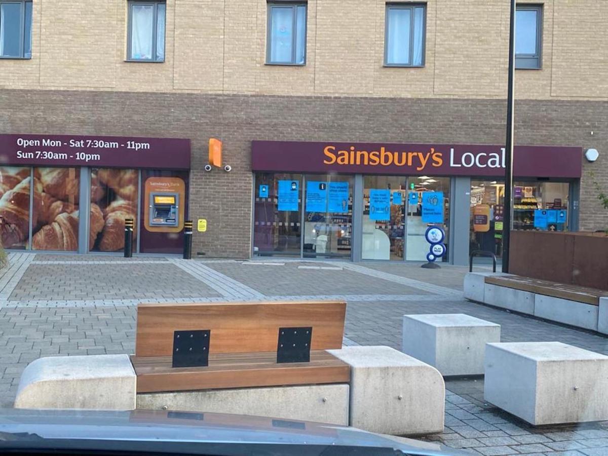 קאמברידג' Contemporary Trumpington Apartment With Self Check-In ,Free On-Site Parking, Terrace, Super Fast Wifi & 5 Mins Drive To Papworth & Addenbrookes Hospitals מראה חיצוני תמונה
