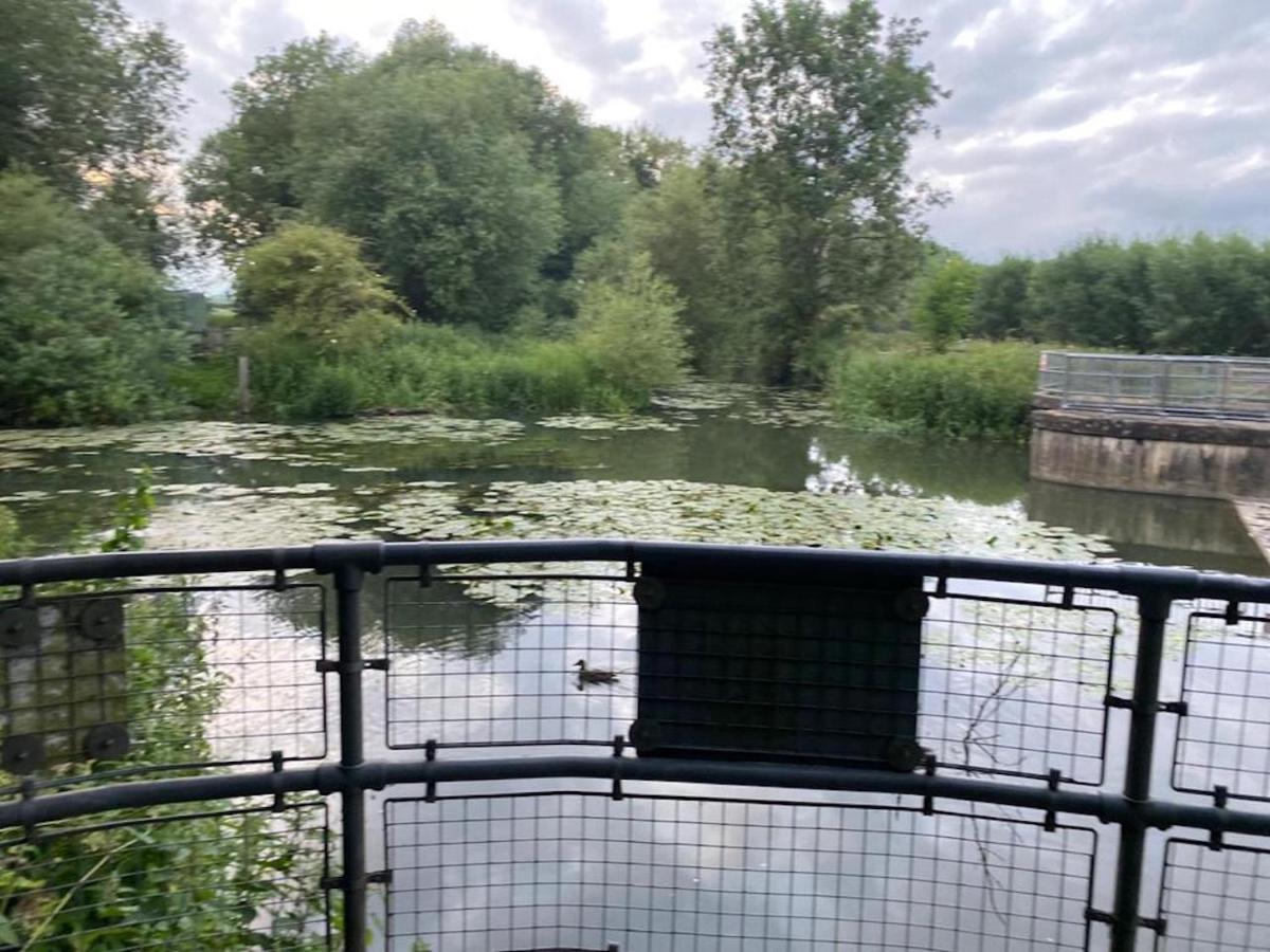 קאמברידג' Contemporary Trumpington Apartment With Self Check-In ,Free On-Site Parking, Terrace, Super Fast Wifi & 5 Mins Drive To Papworth & Addenbrookes Hospitals מראה חיצוני תמונה