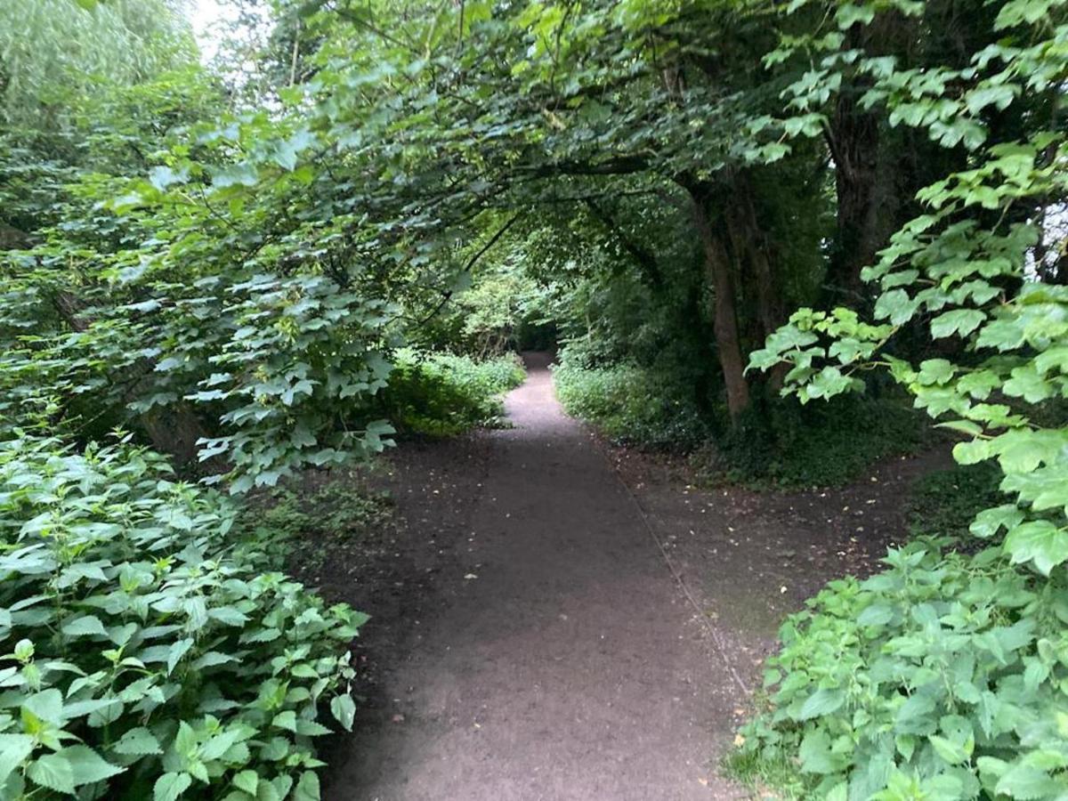 קאמברידג' Contemporary Trumpington Apartment With Self Check-In ,Free On-Site Parking, Terrace, Super Fast Wifi & 5 Mins Drive To Papworth & Addenbrookes Hospitals מראה חיצוני תמונה