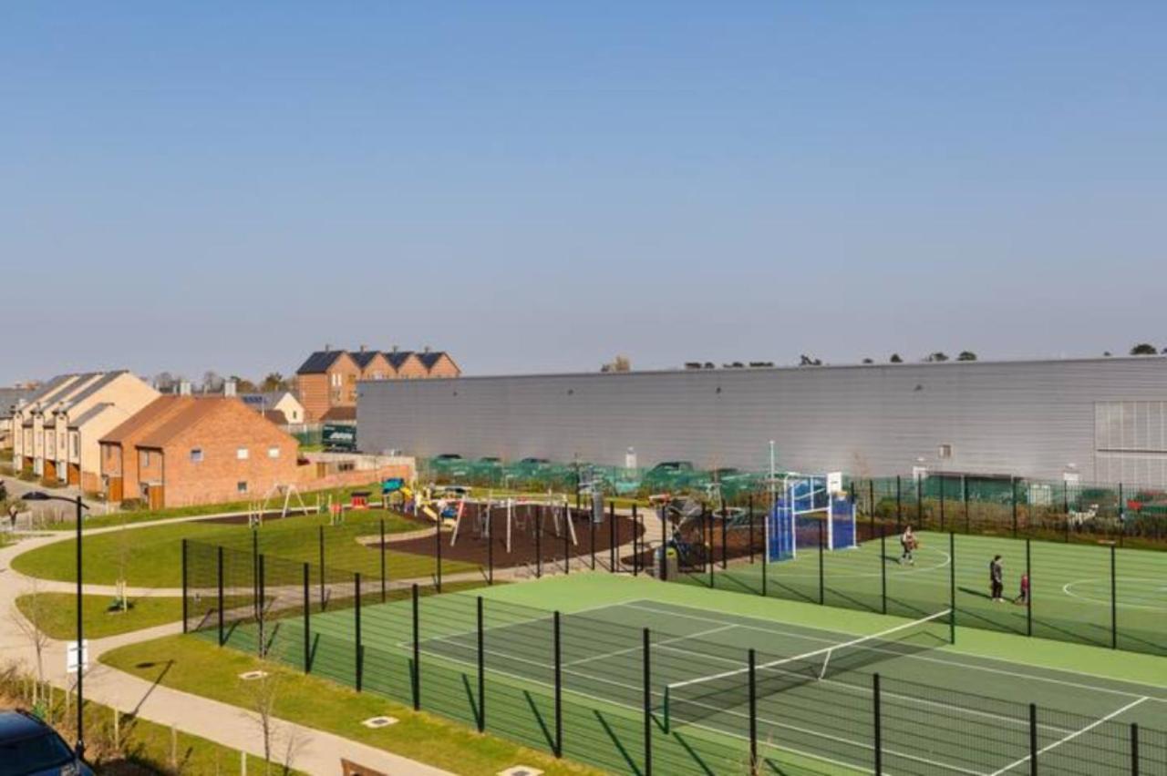 קאמברידג' Contemporary Trumpington Apartment With Self Check-In ,Free On-Site Parking, Terrace, Super Fast Wifi & 5 Mins Drive To Papworth & Addenbrookes Hospitals מראה חיצוני תמונה