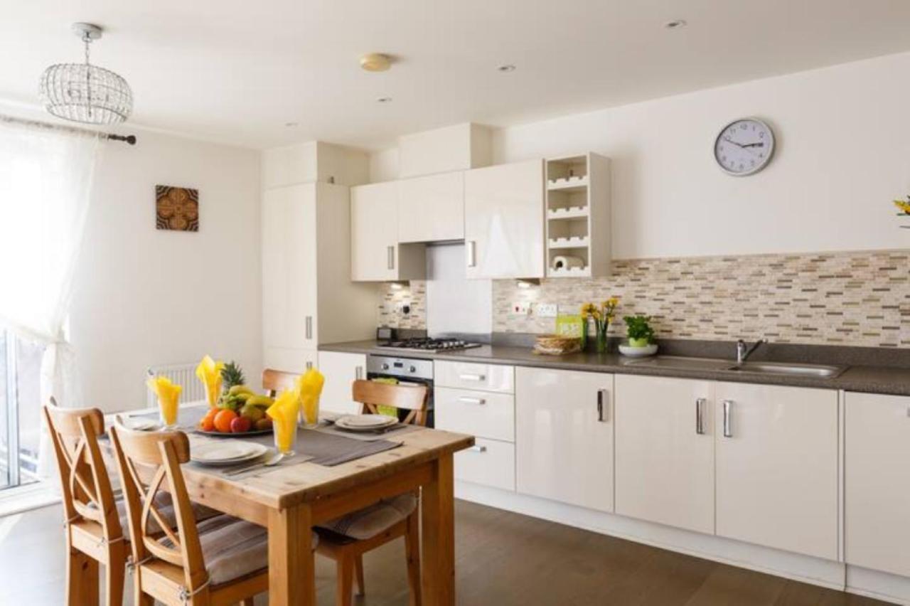 קאמברידג' Contemporary Trumpington Apartment With Self Check-In ,Free On-Site Parking, Terrace, Super Fast Wifi & 5 Mins Drive To Papworth & Addenbrookes Hospitals מראה חיצוני תמונה