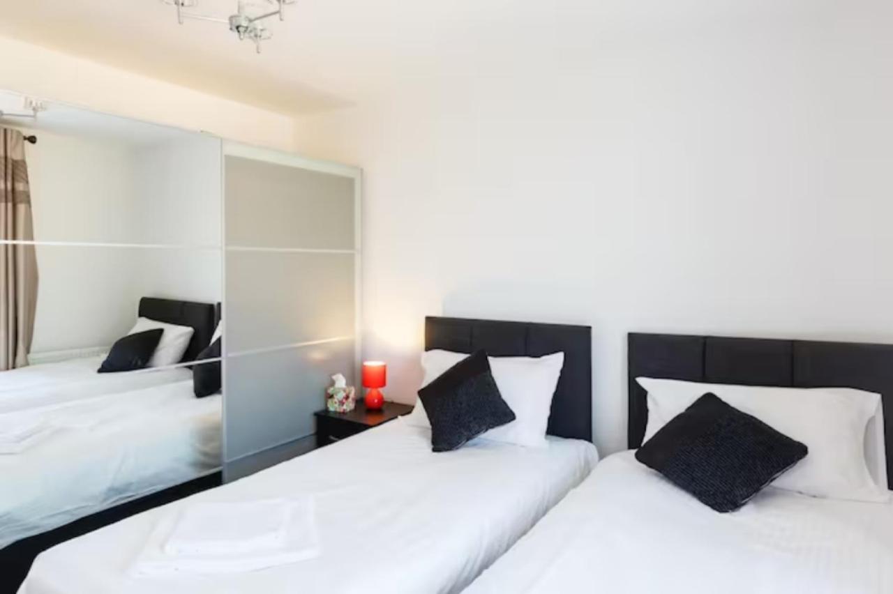 קאמברידג' Contemporary Trumpington Apartment With Self Check-In ,Free On-Site Parking, Terrace, Super Fast Wifi & 5 Mins Drive To Papworth & Addenbrookes Hospitals מראה חיצוני תמונה