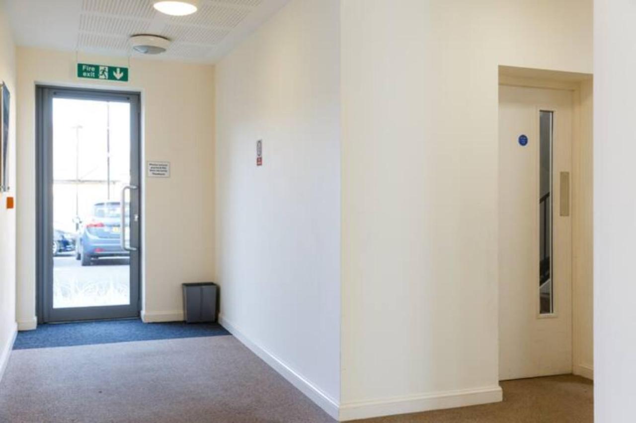 קאמברידג' Contemporary Trumpington Apartment With Self Check-In ,Free On-Site Parking, Terrace, Super Fast Wifi & 5 Mins Drive To Papworth & Addenbrookes Hospitals מראה חיצוני תמונה