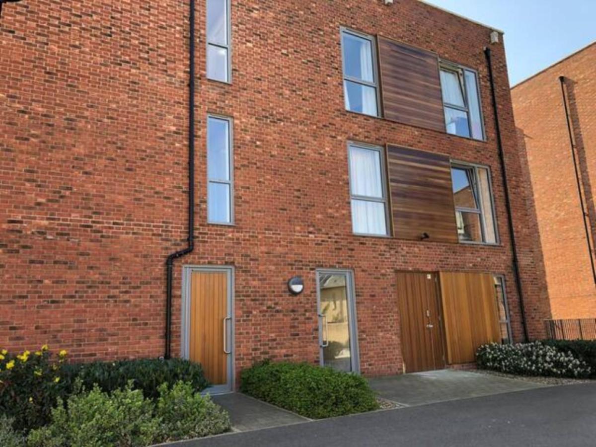 קאמברידג' Contemporary Trumpington Apartment With Self Check-In ,Free On-Site Parking, Terrace, Super Fast Wifi & 5 Mins Drive To Papworth & Addenbrookes Hospitals מראה חיצוני תמונה