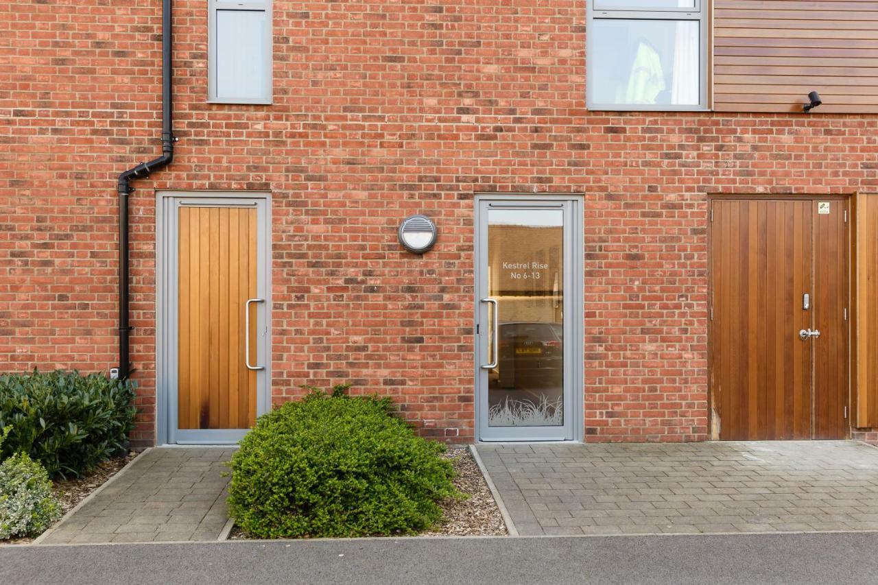קאמברידג' Contemporary Trumpington Apartment With Self Check-In ,Free On-Site Parking, Terrace, Super Fast Wifi & 5 Mins Drive To Papworth & Addenbrookes Hospitals מראה חיצוני תמונה