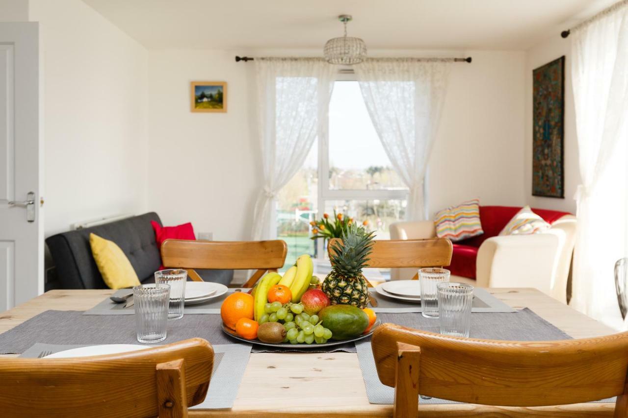 קאמברידג' Contemporary Trumpington Apartment With Self Check-In ,Free On-Site Parking, Terrace, Super Fast Wifi & 5 Mins Drive To Papworth & Addenbrookes Hospitals מראה חיצוני תמונה