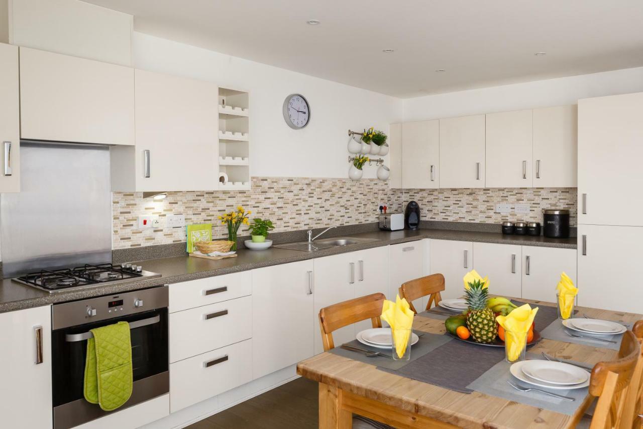 קאמברידג' Contemporary Trumpington Apartment With Self Check-In ,Free On-Site Parking, Terrace, Super Fast Wifi & 5 Mins Drive To Papworth & Addenbrookes Hospitals מראה חיצוני תמונה