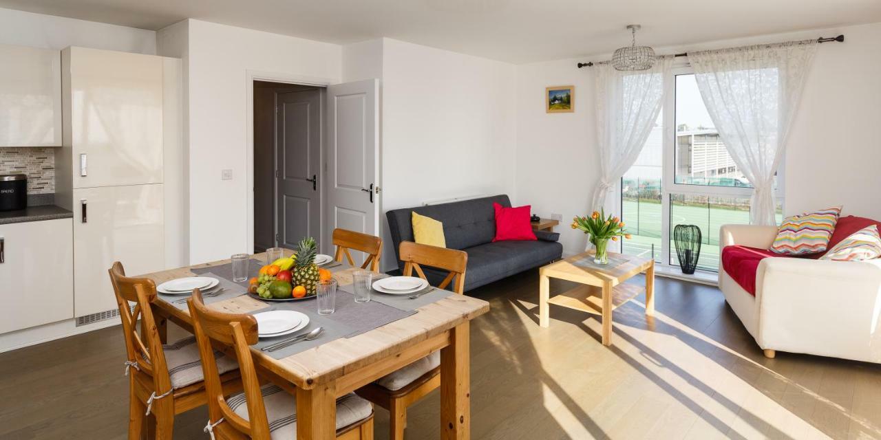 קאמברידג' Contemporary Trumpington Apartment With Self Check-In ,Free On-Site Parking, Terrace, Super Fast Wifi & 5 Mins Drive To Papworth & Addenbrookes Hospitals מראה חיצוני תמונה