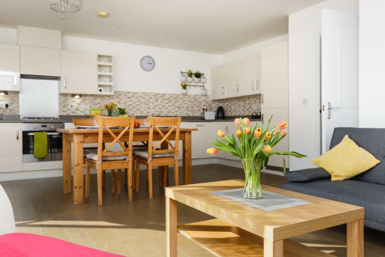 קאמברידג' Contemporary Trumpington Apartment With Self Check-In ,Free On-Site Parking, Terrace, Super Fast Wifi & 5 Mins Drive To Papworth & Addenbrookes Hospitals מראה חיצוני תמונה