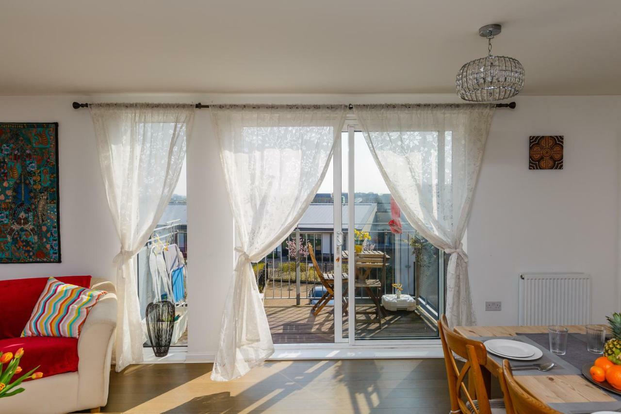 קאמברידג' Contemporary Trumpington Apartment With Self Check-In ,Free On-Site Parking, Terrace, Super Fast Wifi & 5 Mins Drive To Papworth & Addenbrookes Hospitals מראה חיצוני תמונה