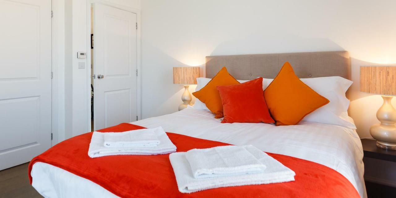 קאמברידג' Contemporary Trumpington Apartment With Self Check-In ,Free On-Site Parking, Terrace, Super Fast Wifi & 5 Mins Drive To Papworth & Addenbrookes Hospitals מראה חיצוני תמונה