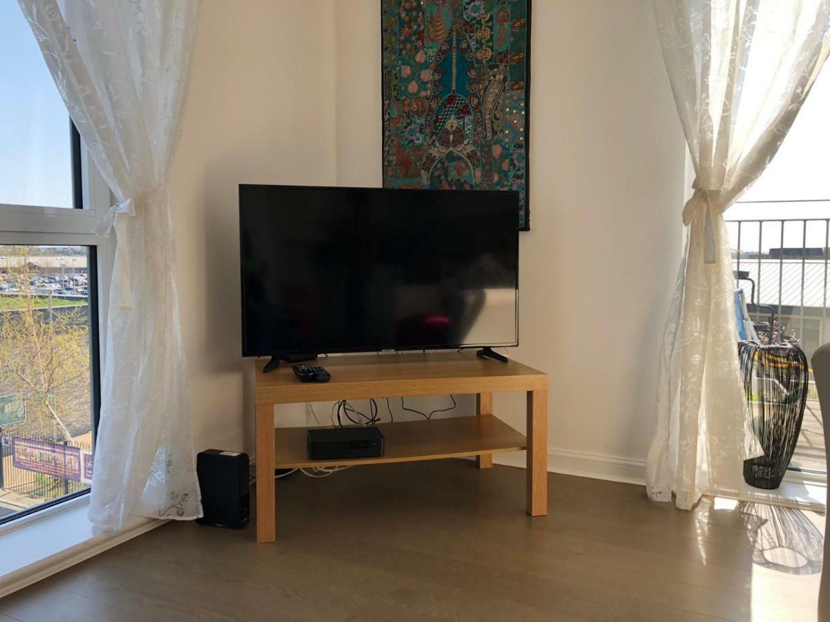 קאמברידג' Contemporary Trumpington Apartment With Self Check-In ,Free On-Site Parking, Terrace, Super Fast Wifi & 5 Mins Drive To Papworth & Addenbrookes Hospitals מראה חיצוני תמונה