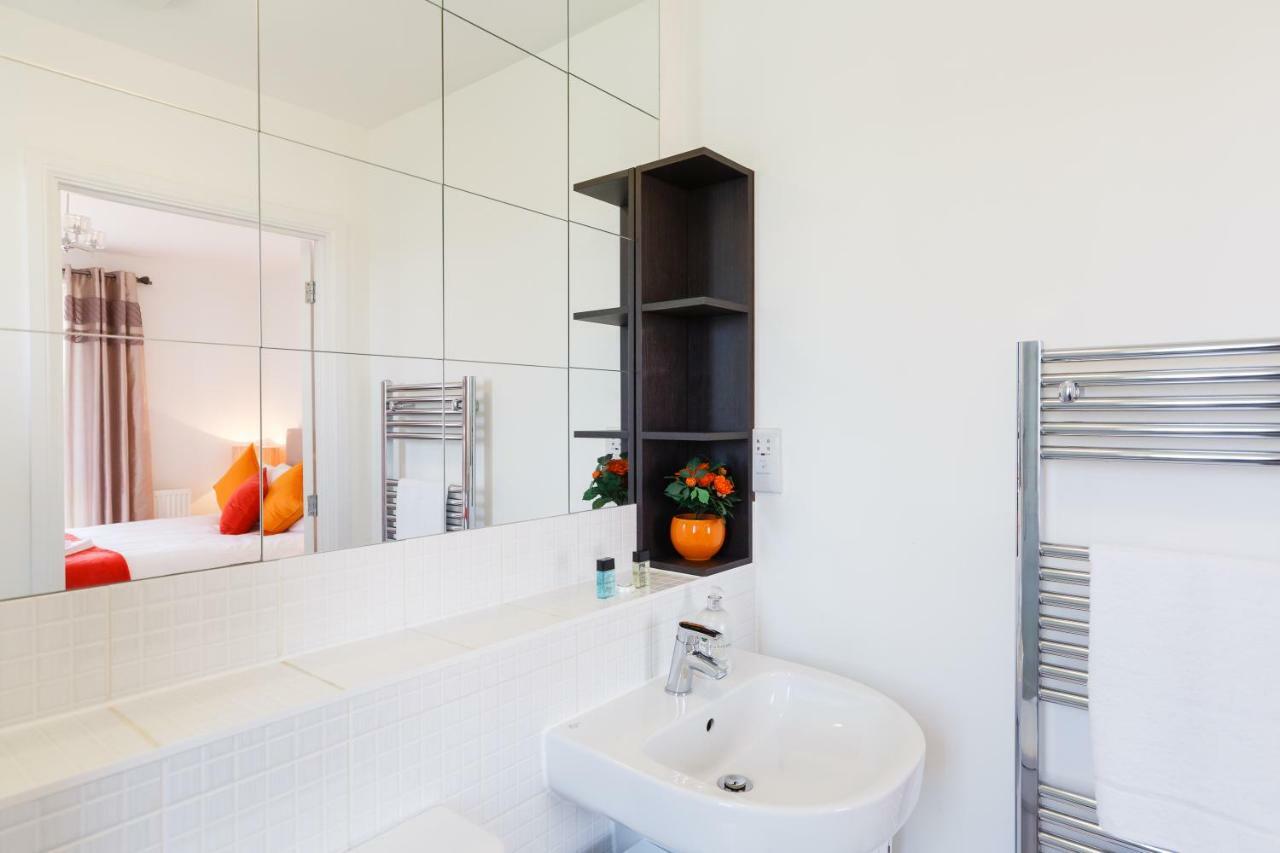 קאמברידג' Contemporary Trumpington Apartment With Self Check-In ,Free On-Site Parking, Terrace, Super Fast Wifi & 5 Mins Drive To Papworth & Addenbrookes Hospitals מראה חיצוני תמונה