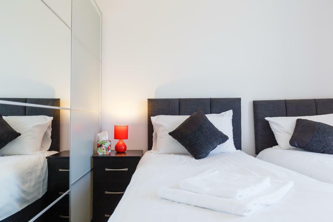 קאמברידג' Contemporary Trumpington Apartment With Self Check-In ,Free On-Site Parking, Terrace, Super Fast Wifi & 5 Mins Drive To Papworth & Addenbrookes Hospitals מראה חיצוני תמונה