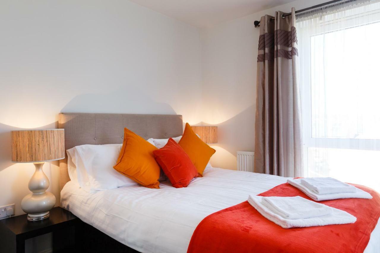 קאמברידג' Contemporary Trumpington Apartment With Self Check-In ,Free On-Site Parking, Terrace, Super Fast Wifi & 5 Mins Drive To Papworth & Addenbrookes Hospitals מראה חיצוני תמונה