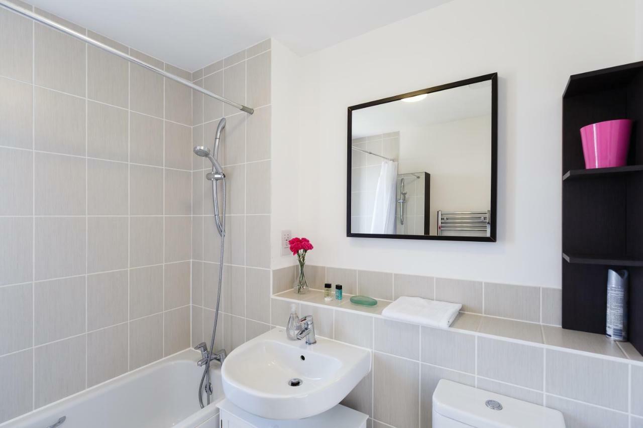 קאמברידג' Contemporary Trumpington Apartment With Self Check-In ,Free On-Site Parking, Terrace, Super Fast Wifi & 5 Mins Drive To Papworth & Addenbrookes Hospitals מראה חיצוני תמונה