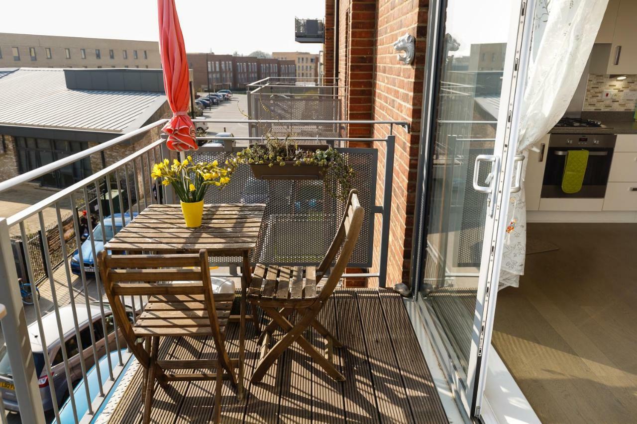 קאמברידג' Contemporary Trumpington Apartment With Self Check-In ,Free On-Site Parking, Terrace, Super Fast Wifi & 5 Mins Drive To Papworth & Addenbrookes Hospitals מראה חיצוני תמונה